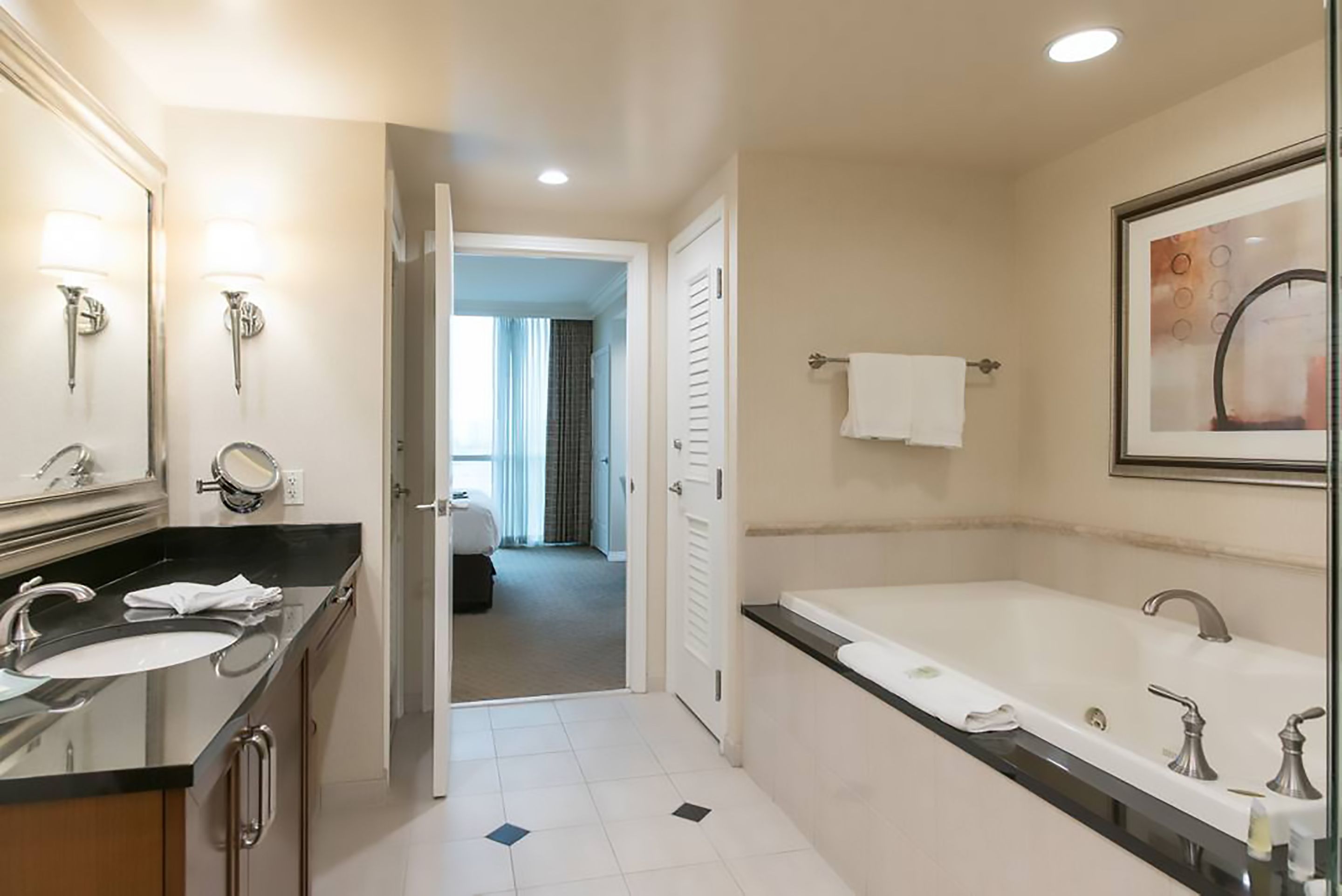 Condo de lujo, 1 cama King size y sofá cama, vista a la ciudad | Baño | Tina de hidromasaje y amenidades de baño de diseñador 