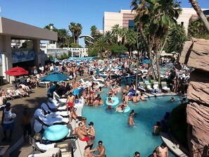 4 outdoor pools - Signature Affordable Luxury (Las Vegas)