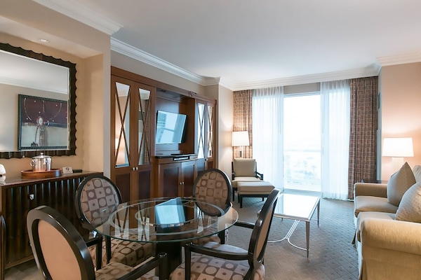 Condo de lujo, 1 cama King size y sofá cama, vista a la ciudad | Área de sala de estar | Televisión de pantalla plana, reproductor de DVD y películas con cargo