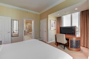 Luksusleilighet, 1 kingsize-seng med sovesofa, byutsikt | Oppholdsområde | En 50-tommers Flatskjerm-TV med kabel-kanaler samt TV og DVD-spiller