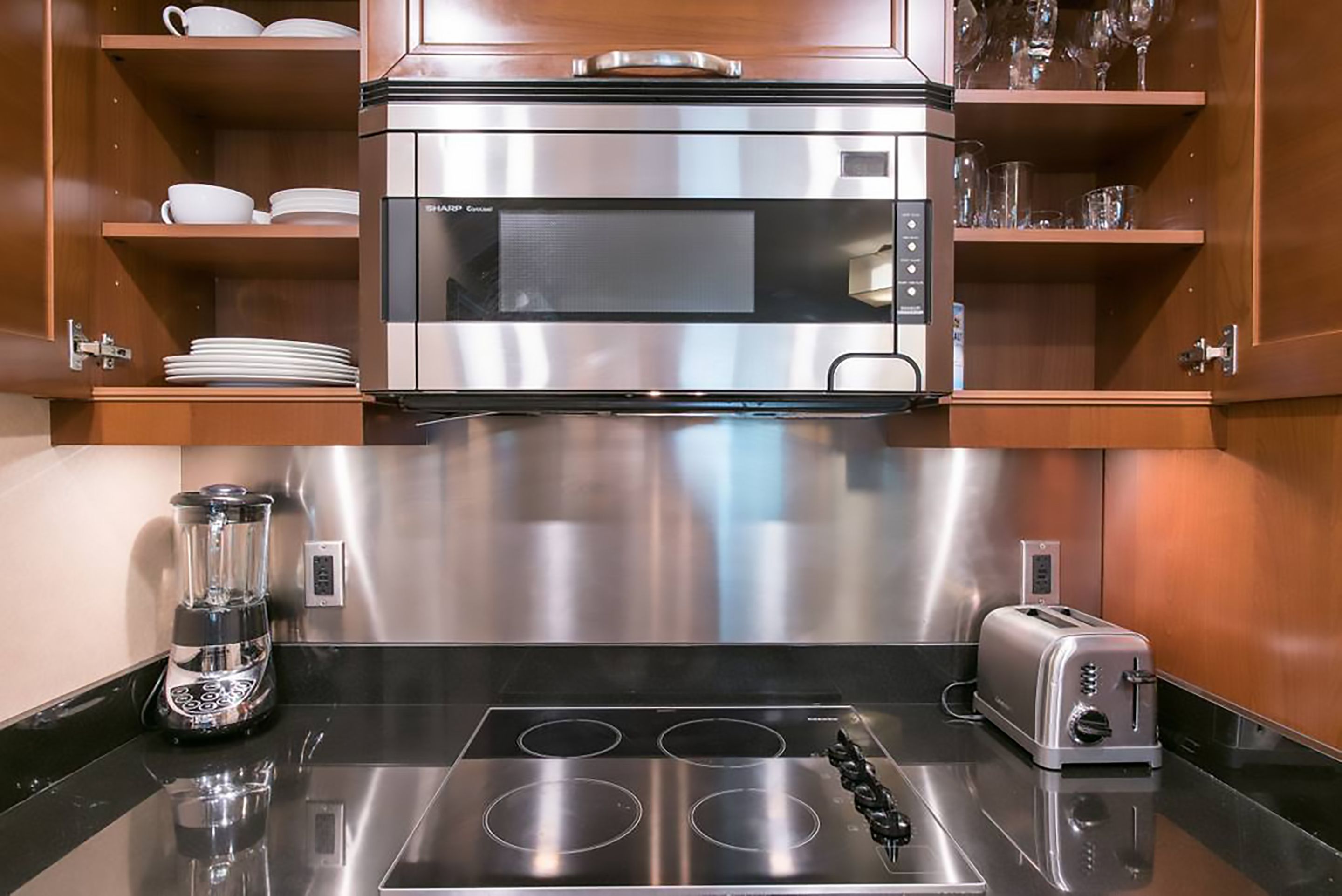 Condo de lujo, 1 cama King size y sofá cama, vista a la ciudad | Cocina privada | Cafetera y tetera, refrigerador con congelador, microondas y horno 