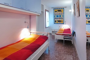 2 bedrooms, in-room safe, iron/ironing board, free WiFi - Bright apartment in Venice center, Dorsoduro district, Free Wifi and A / C (Venezia)