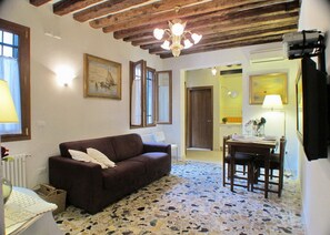 Living area - Bright apartment in Venice center, Dorsoduro district, Free Wifi and A / C (Venezia)