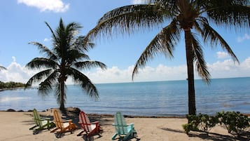 En la playa, camastros y toallas de playa