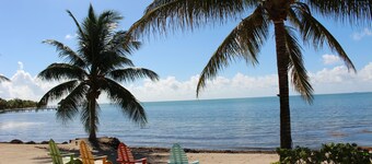 Maison de plage de luxe en bord de mer, 4 chambres / 4. 5 salles de bain, piscine, près de Placencia, SUPERBE!