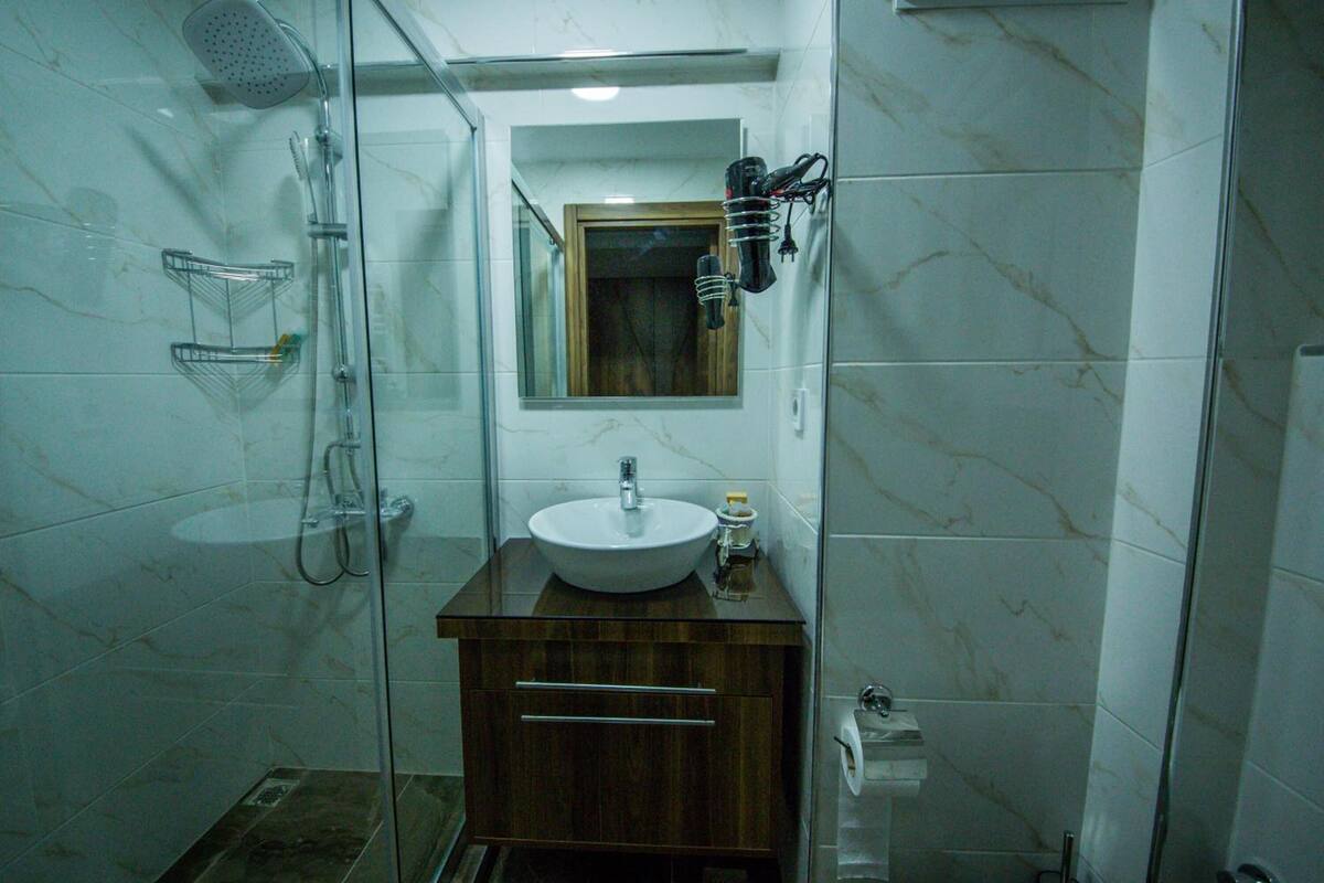 shower, free toiletries, hair dryer, slippers