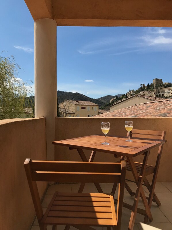 Outdoor dining - The Watchtower 1 - 3 bedroom apartment Panoramic view (Montbrun-les-Bains)