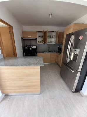 Refrigerador, microondas, horno y cafetera y tetera 