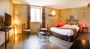 Junior Double Room | Minibar, in-room safe, individually decorated, individually furnished