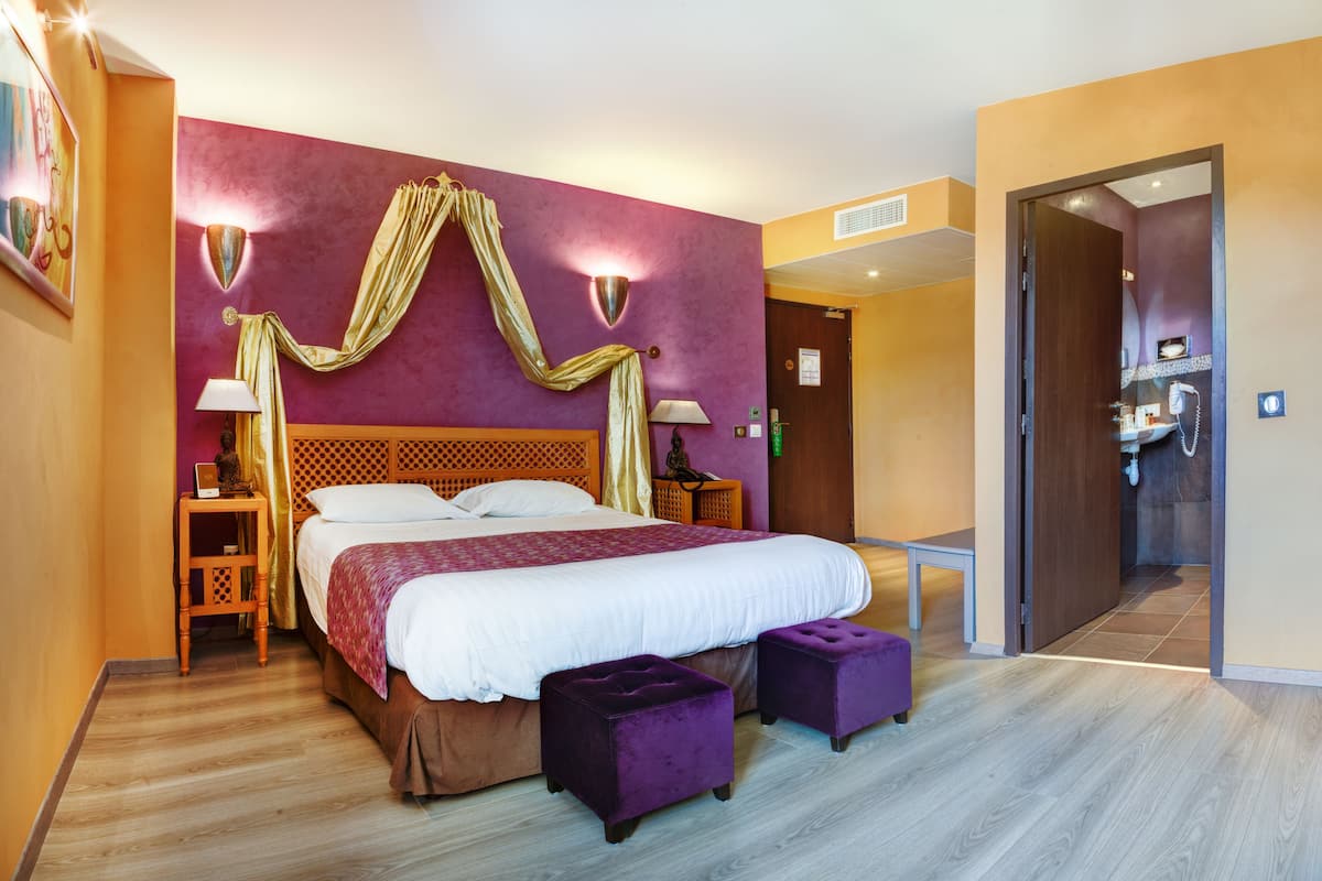 Junior Double Room | Minibar, in-room safe, individually decorated, individually furnished