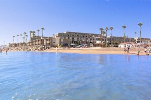 Ranta lähistöllä, rantapyyhkeitä