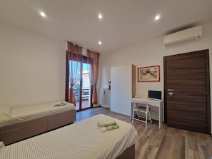 2 Schlafzimmer, Schreibtisch, Bügeleisen/Bügelbrett, Reisekinderbett