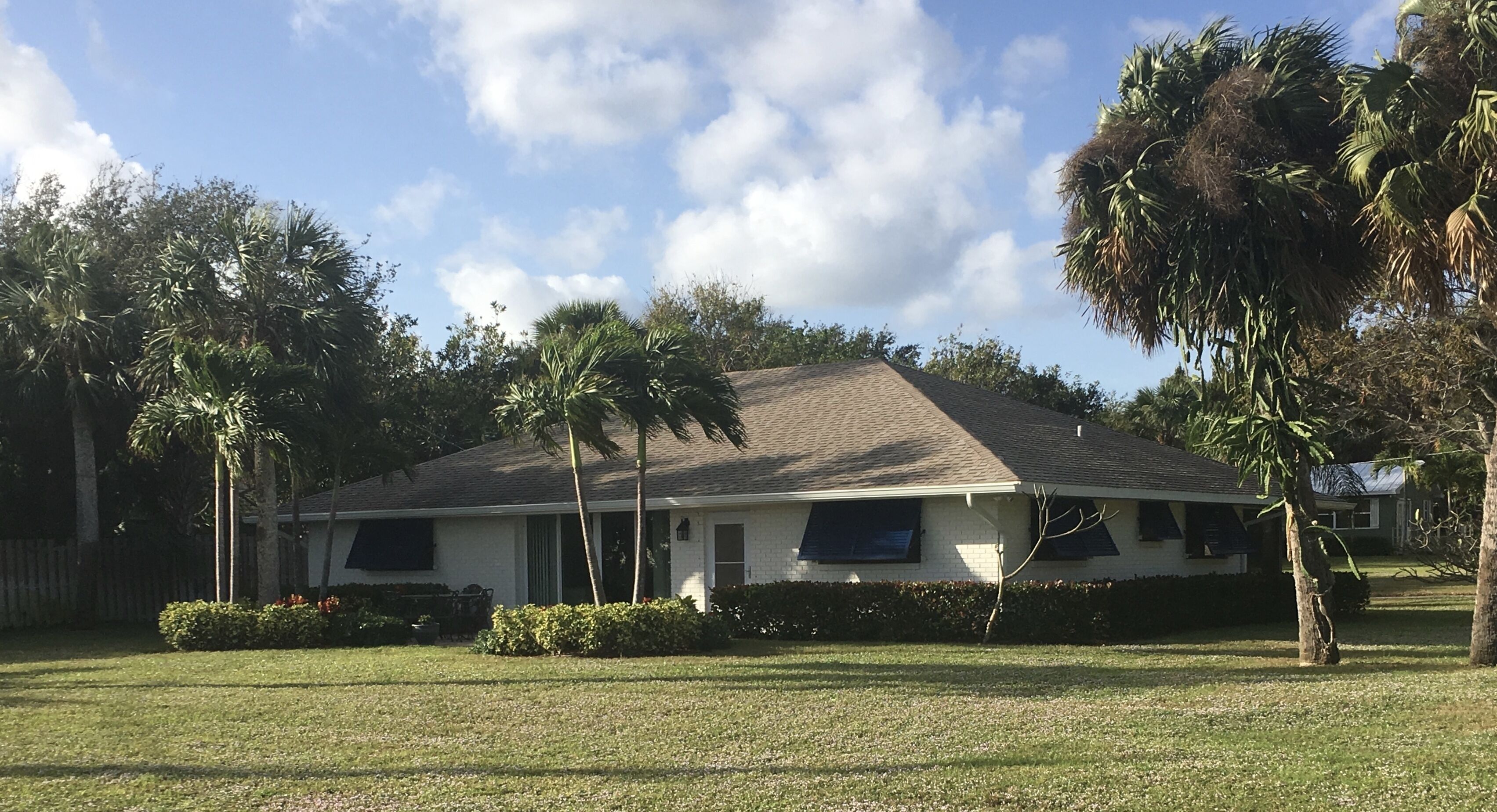Come relax and enjoy picturesque views of the Indian River Waterway in Jen. Bch.