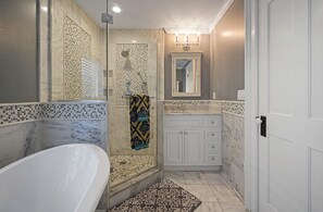 Baignoire, sèche-cheveux, serviettes fournies, savon