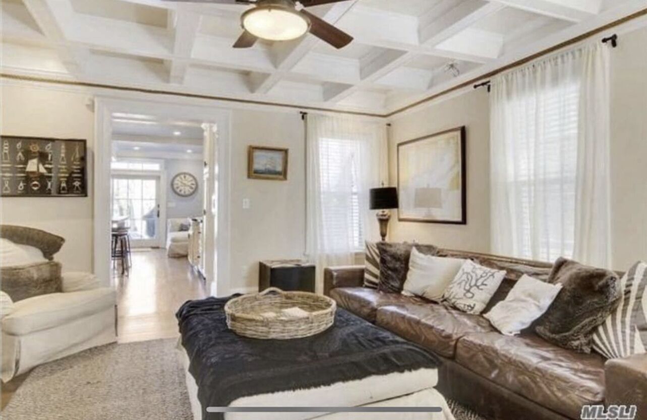 Smart-TV, DVD-spiller, bøker og stereoanlegg