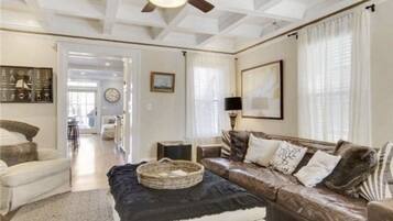 Smart-TV, DVD-spiller, bøker og stereoanlegg