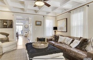 Smart-TV, DVD-spiller, bøker og stereoanlegg