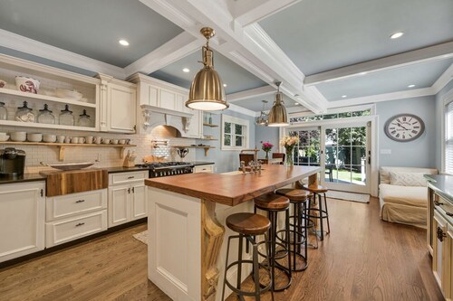 Gorgeous 5 bdrm home with beautiful bay views in the heart of Greenport Village 