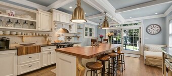 Fortryllende hjem med vakker utsikt over bukten i hjertet av Greenport Village 