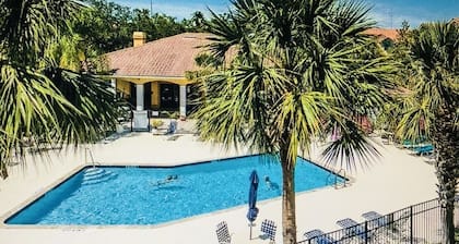 Top-Floor Coastal Condo - 2BR 2BA, Pool & Pickleball, Near Beach,Gated Community