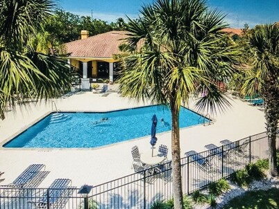 Top-Floor Coastal Condo - 2BR 2BA, Pool & Pickleball, Near Beach,Gated Community