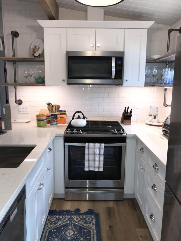 Refrigerador, microondas, horno y parrilla de estufa 