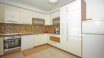 Family Apartment, 2 Double Beds, Ocean View | Private kitchen | Highchair