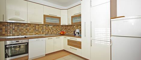 Family Apartment, 2 Double Beds, Ocean View | Private kitchen | Highchair