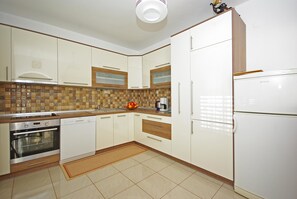 Family Apartment, 2 Double Beds, Ocean View | Private kitchen