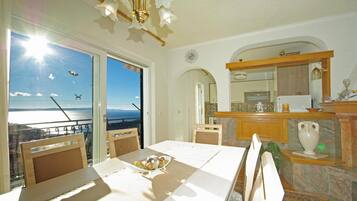 Family Apartment, 2 Double Beds, Ocean View | In-room dining