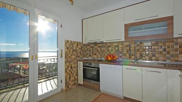 Căn hộ dành cho gia đình, 2 giường đôi, quang cảnh biển | Bếp riêng | Ghế cao cho trẻ em