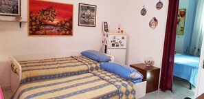 1 chambre, bureau, fer et planche à repasser, accès au Wi-Fi (inclus)