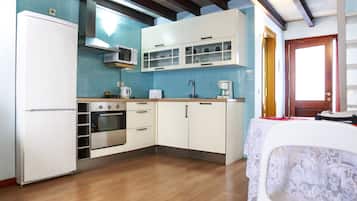 Geladeira, micro-ondas, fogão, cooktop