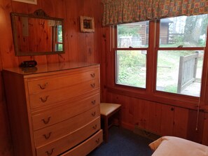 Quarto, várias camas, lareira | 2 quartos, Wi-Fi de cortesia