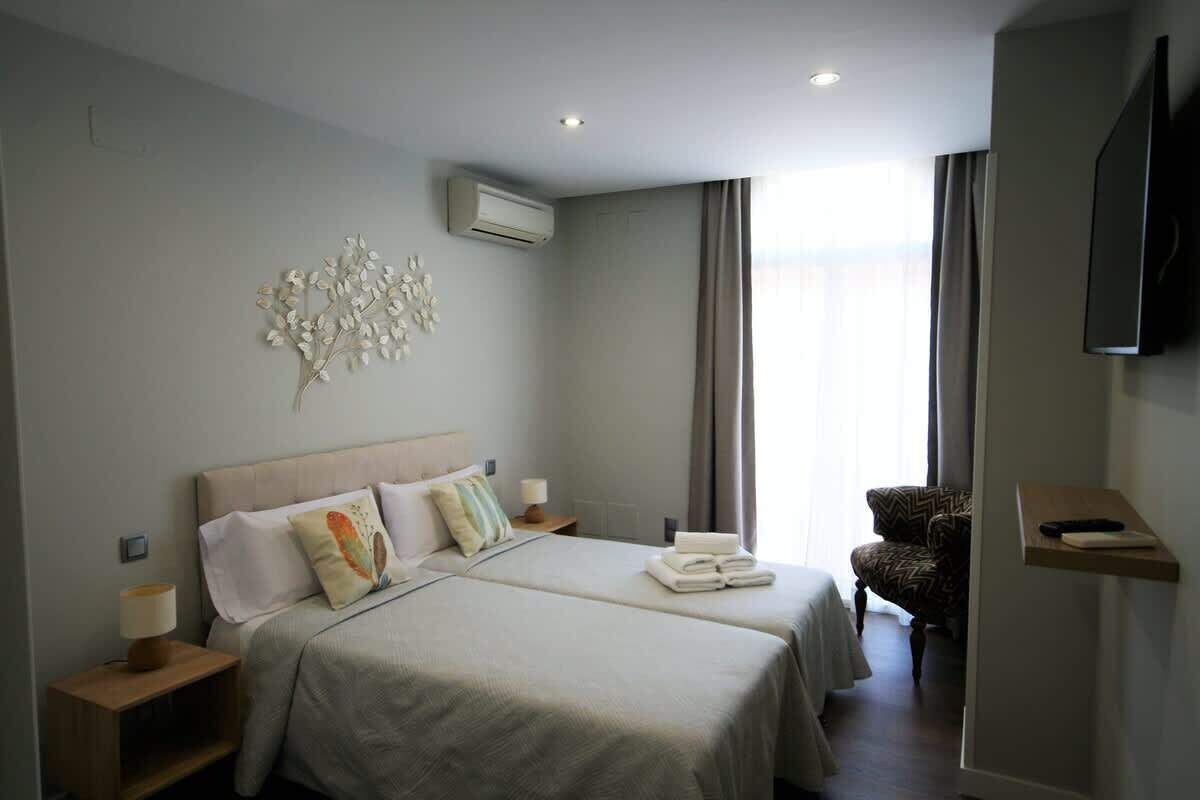 3 bedrooms, desk, iron/ironing board, travel crib
