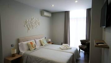 3 bedrooms, desk, iron/ironing board, travel crib
