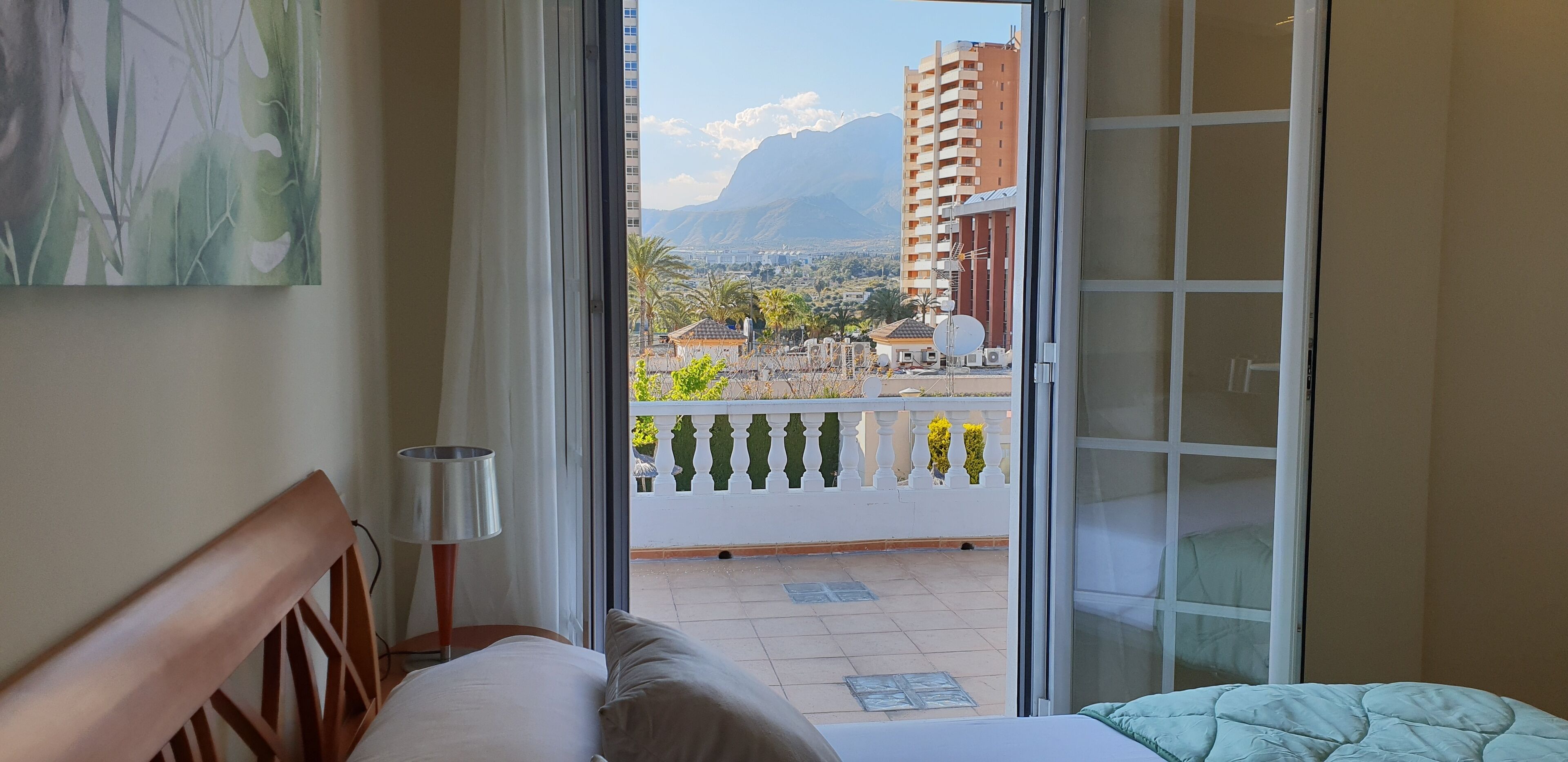 3 habitaciones, tabla de planchar con plancha, wifi y ropa de cama 