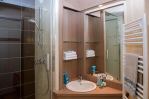 Shower, hair dryer, towels