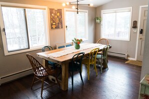 Dining - Comfortable Boutique Home in a quiet wooded neighborhood; close to everything (Anchorage)