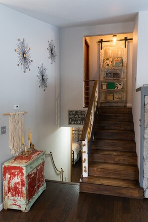 Interior - Comfortable Boutique Home in a quiet wooded neighborhood; close to everything (Anchorage)