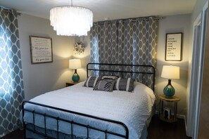 4 bedrooms, in-room safe, iron/ironing board, WiFi - Comfortable Boutique Home in a quiet wooded neighborhood; close to everything (Anchorage)