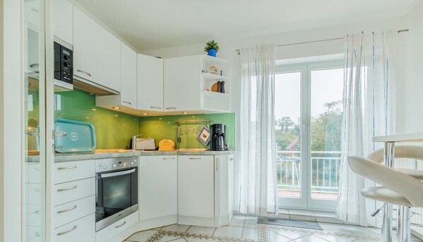 Fridge, microwave, oven, stovetop - Vacation apartment Villa Fördestrand W06 (Laboe)