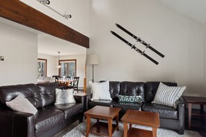 Smart TV, chimenea y libros 