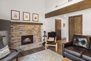 Smart TV, caminetto, libri