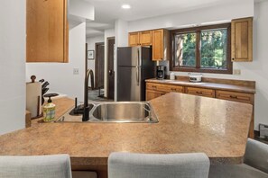 Frigorifero, microonde, forno, piano cottura