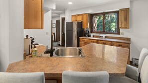 Fridge, microwave, oven, stovetop - Prime Stonybrook Location - Dog Friendly, Steps from Bike Path, Pool, Pickleball (Stowe)