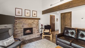 Smart TV, fireplace, books - Prime Stonybrook Location - Dog Friendly, Steps from Bike Path, Pool, Pickleball (Stowe)