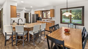 Dining - Prime Stonybrook Location - Dog Friendly, Steps from Bike Path, Pool, Pickleball (Stowe)