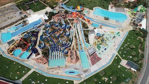 Vista aérea de um parque aquático com várias piscinas e toboáguas.