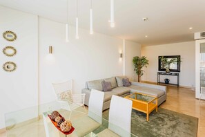 TV, books - VilamouraSun Aqumar 410 -Breathtaking Views (Quarteira)